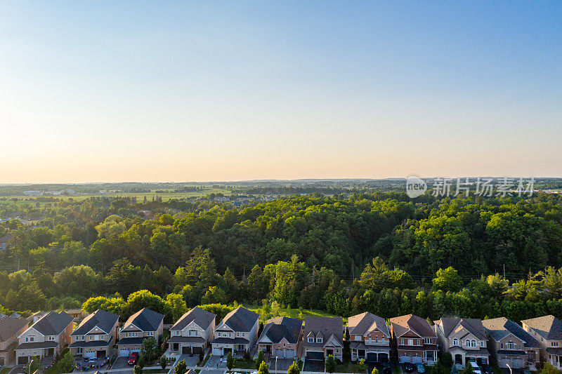 鸟瞰图Purpleville, Kleinburg在特斯顿路和400高速公路，独立和复式住宅在伍德布里奇沃恩，安大略省，加拿大